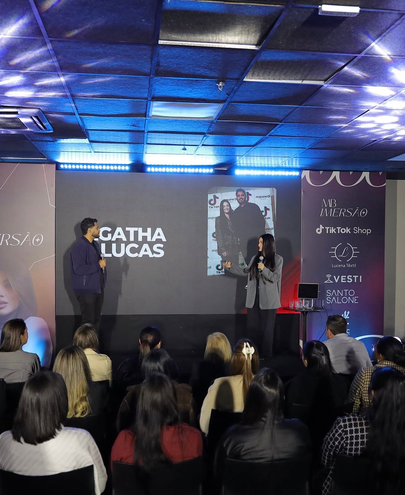 Lucas e Agatha no palco